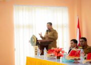 Bupati Buton Tengah, Dr. H. Azhari saat membuka pembekalan dan uji sertifikasi tenaga kerja konstruksi di Aula MAN 1 Buteng/Hibata.id