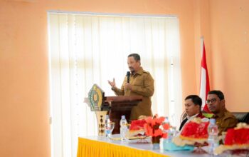 Bupati Buton Tengah, Dr. H. Azhari saat membuka pembekalan dan uji sertifikasi tenaga kerja konstruksi di Aula MAN 1 Buteng/Hibata.id