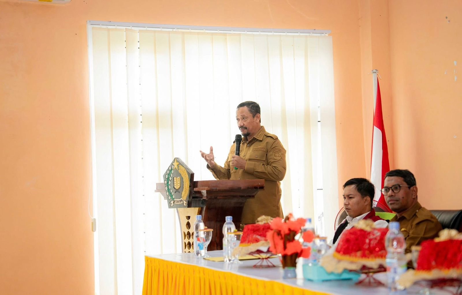 Bupati Buton Tengah, Dr. H. Azhari saat membuka pembekalan dan uji sertifikasi tenaga kerja konstruksi di Aula MAN 1 Buteng/Hibata.id