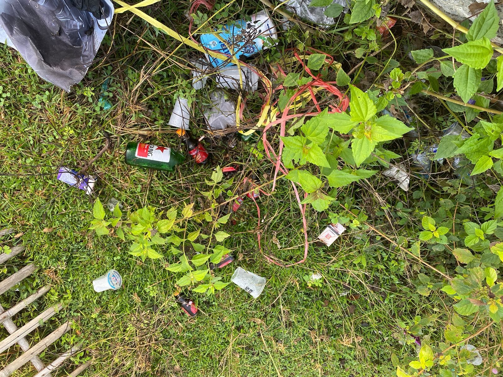 Beberapa Botol minuman keras yang ditinggal di lokasi center Point Bone Bolango/Hibata.id