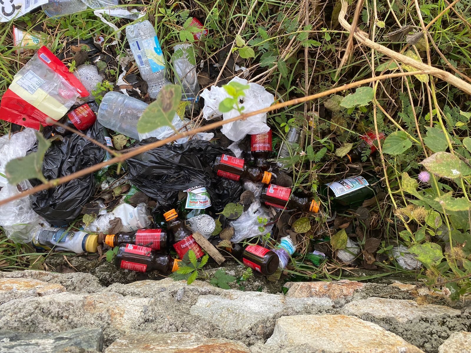 Beberapa jejak Botol minuman keras yang ditinggal di lokasi center Point Bone Bolango/Hibata.id