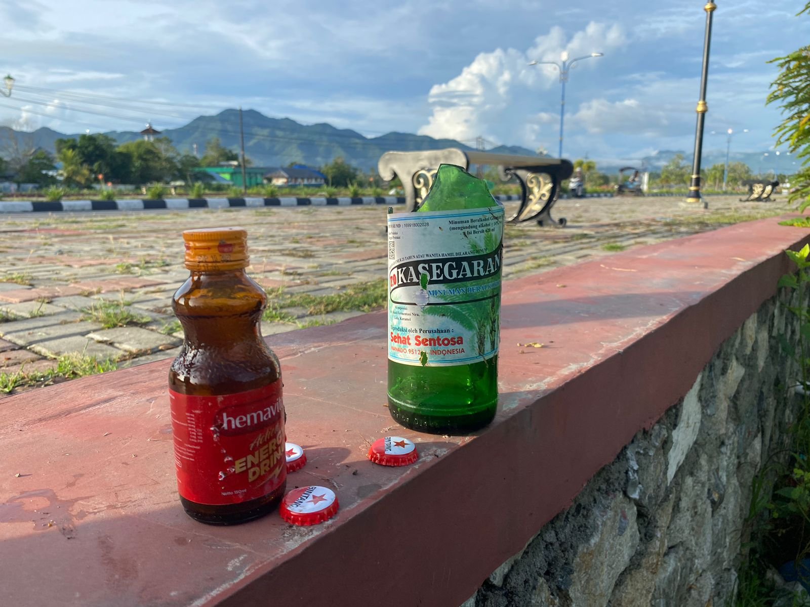 Beberapa Botol minuman keras yang ditinggal di lokasi center Point Bone Bolango/Hibata.id