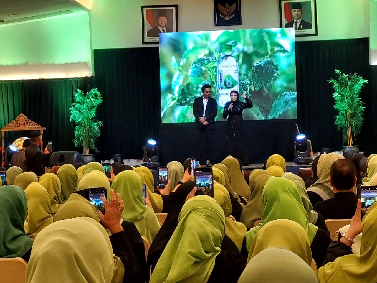 Owner HPlus MWT Gorontalo Munirawati Tomu, SH, C.PS, berdiri didampingi sang suami, Abdulwahidin Tanaiyo, SH, MH/Hibata.id