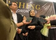 Dari Gorontalo, Hplus Mengalirkan Peluang Baru Lewat Air Mineral pH 9+ 13 Owner HPlus MWT Gorontalo Munirawati Tomu, SH, C.PS, berdiri didampingi sang suami, Abdulwahidin Tanaiyo, SH, MH/Hibata.id