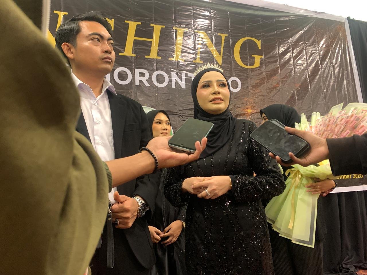 Owner HPlus MWT Gorontalo Munirawati Tomu, SH, C.PS, berdiri didampingi sang suami, Abdulwahidin Tanaiyo, SH, MH/Hibata.id