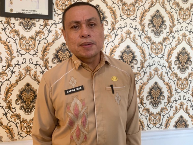 Direktur RSUD Aloe Saboe Hafidz Daud saat di wawancarai media. (Foto: Randa Damaling/Hibata.id)