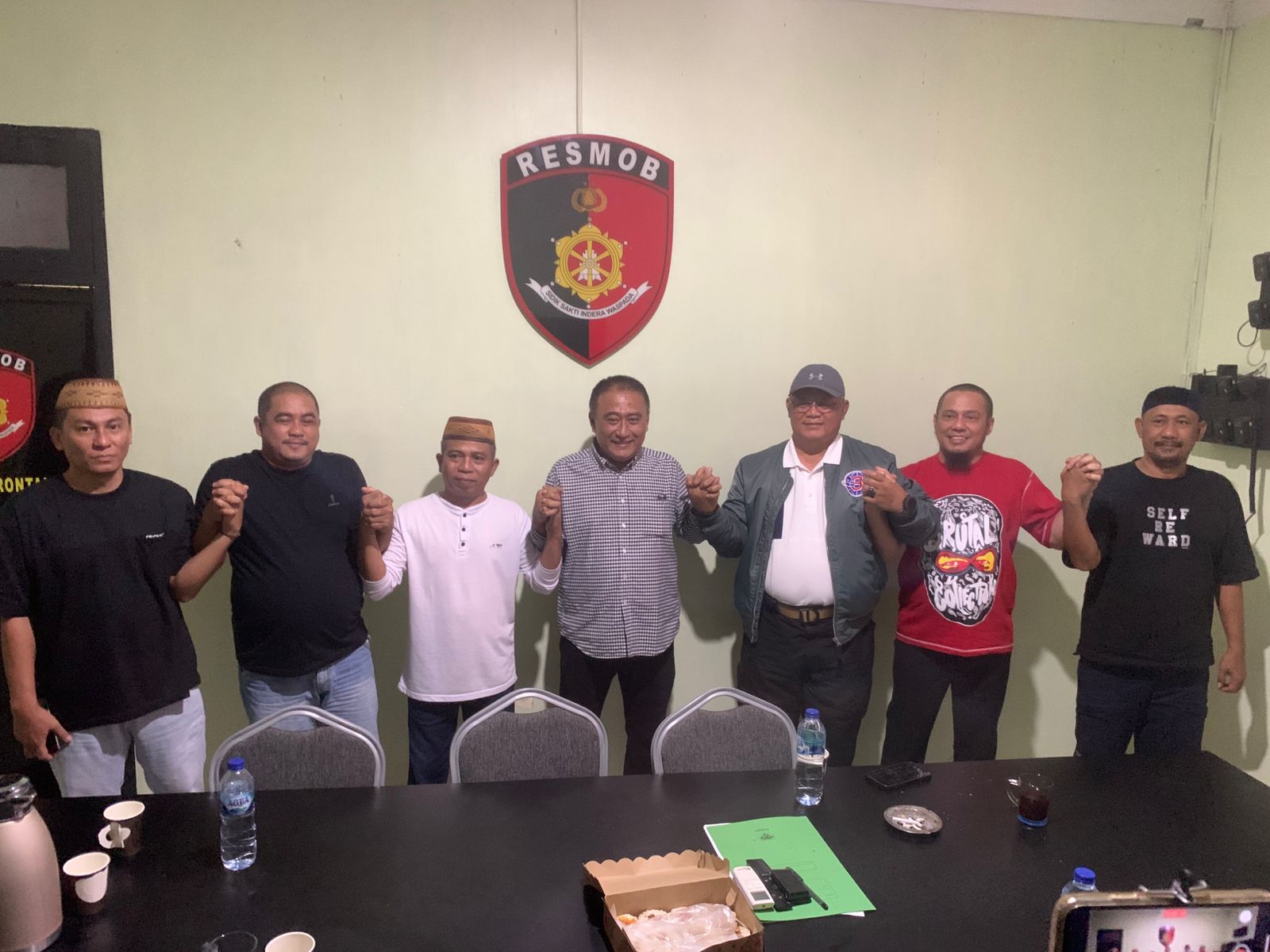 Anggota DPRD Provinsi Gorontalo, Mikson Yapanto saat bersama sejumlah penambang yang sebelumnya dilaporkan atas dugaan intimidasi dan penganiayaan. (Foto: Randa Damaling/Hibata.id)