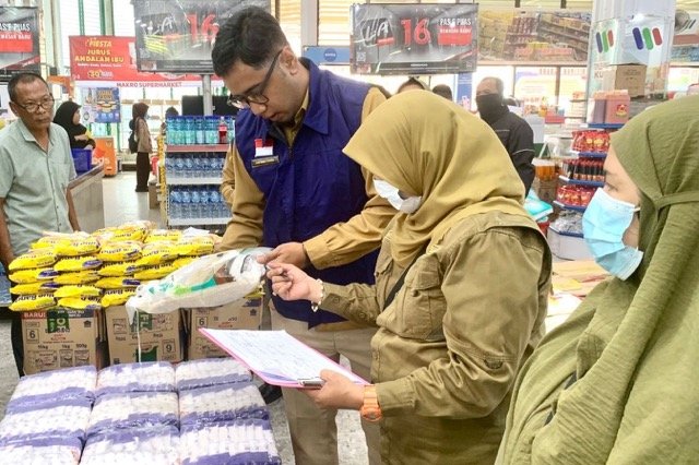 Badan Pengawas Obat dan Makanan (BPOM) Gorontalo saat mengamankan Ratusan Pangan Rusak dan Kedaluwarsa. (Foto: Randa Damaling/Hibata.id)