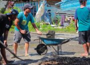 Anggota DPRD Provinsi Gorontalo dari Fraksi Golkar, Ghalib Lahidjun, menginisiasi perbaikan jalan rusak di Kelurahan Dutulana’a, Kabupaten Gorontalo. (Foto: Rendi A Rahman/Hibata.id)