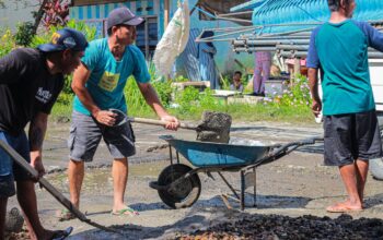 Anggota DPRD Provinsi Gorontalo dari Fraksi Golkar, Ghalib Lahidjun, menginisiasi perbaikan jalan rusak di Kelurahan Dutulana’a, Kabupaten Gorontalo. (Foto: Rendi A Rahman/Hibata.id)