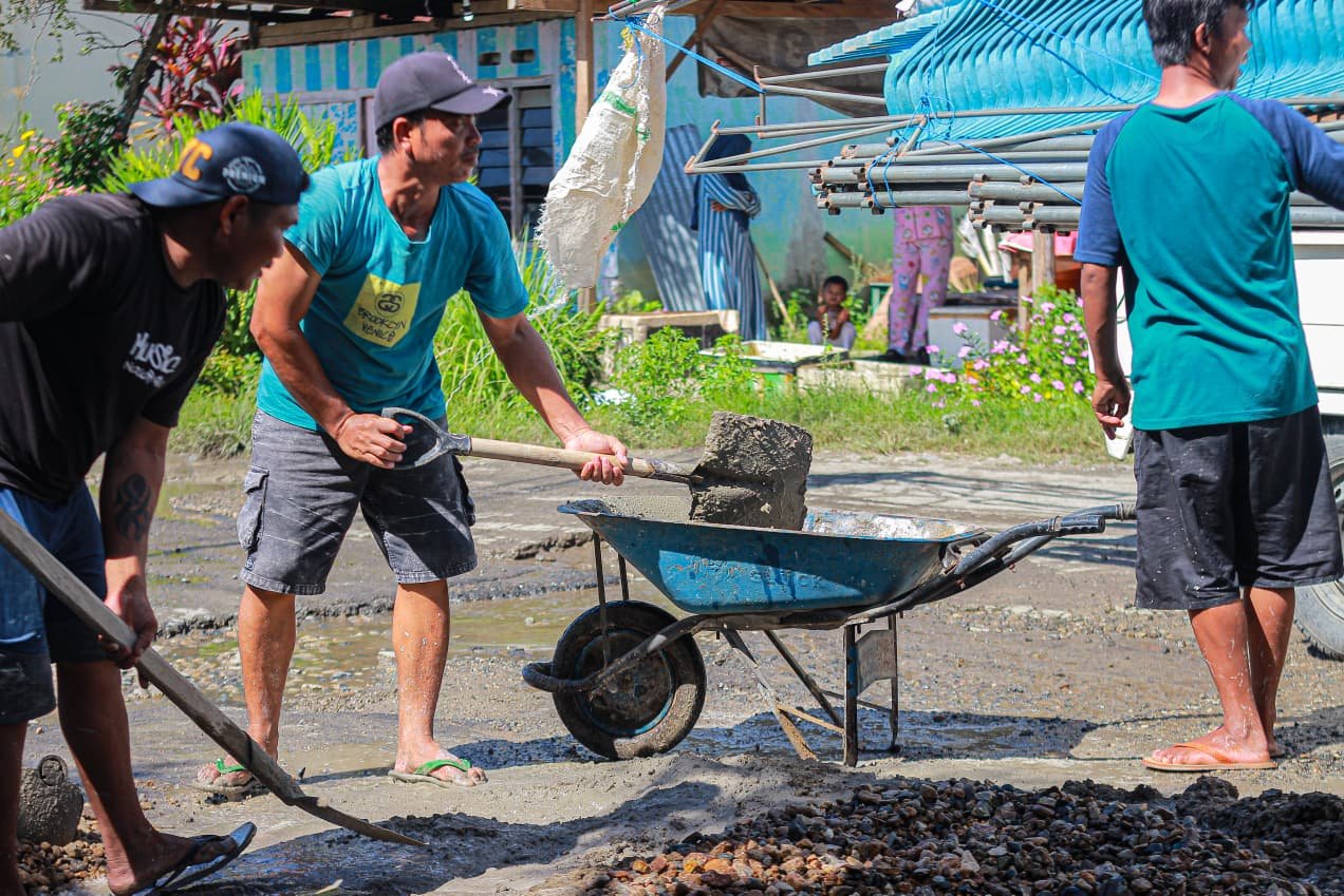 Anggota DPRD Provinsi Gorontalo dari Fraksi Golkar, Ghalib Lahidjun, menginisiasi perbaikan jalan rusak di Kelurahan Dutulana’a, Kabupaten Gorontalo. (Foto: Rendi A Rahman/Hibata.id)