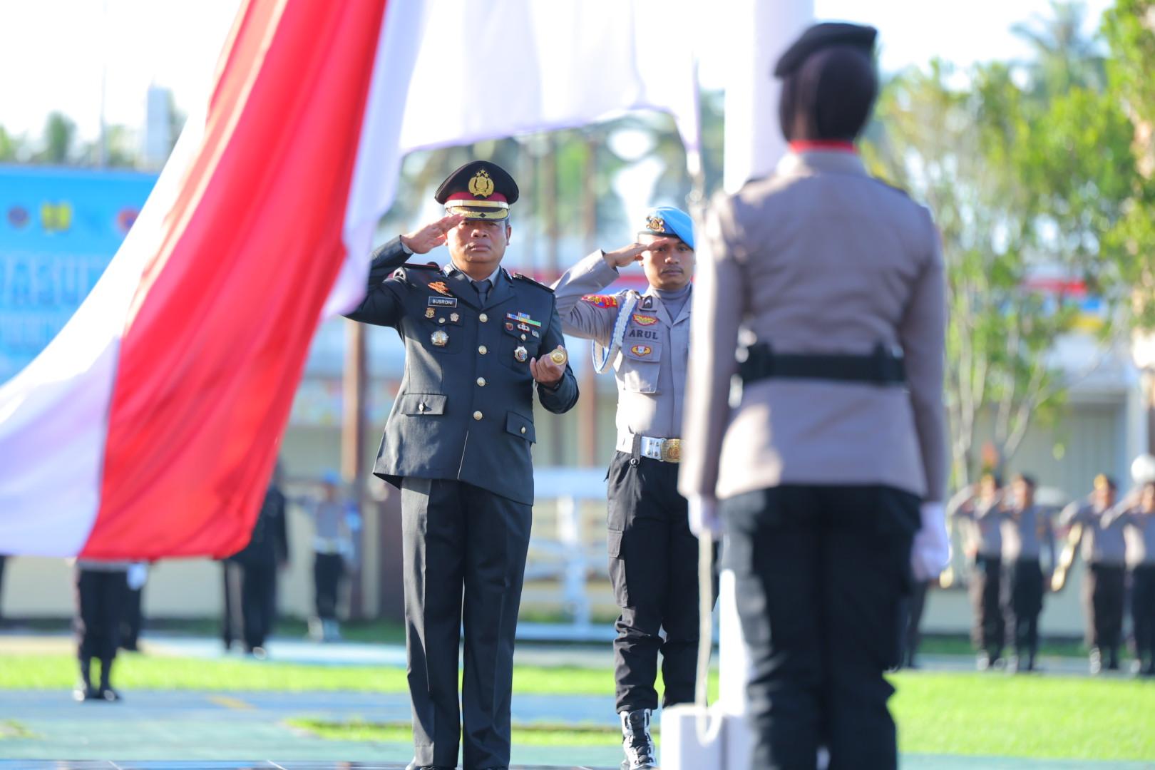 Kapolres Pohuwato AKBP Busroni saat memimpin Upacara Peringatan Hari Ibu ke-97 di halaman Mapolres Pohuwato, Senin, 22 Desember 2025. (Foto: Humas Polres Pohuwato)