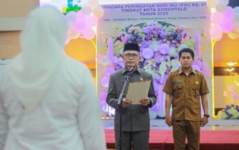 Sekretaris Daerah Kota Gorontalo, Ismail Madjid saat memimpin upacara Hari Ibu ke-97 pada 2025. (Foto: Humas Pemkot Gorontalo)
