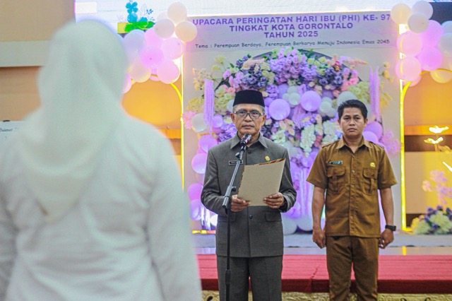 Sekretaris Daerah Kota Gorontalo, Ismail Madjid saat memimpin upacara Hari Ibu ke-97 pada 2025. (Foto: Humas Pemkot Gorontalo)