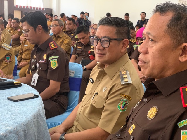 Wakil Wali Kota Gorontalo Indra Gobel saat menghadiri penandatanganan Nota Kesepahaman antara Kejaksaan Tinggi Gorontalo dan Pemerintah Provinsi Gorontalo, serta Perjanjian Kerja Sama antara kejaksaan negeri dengan para bupati dan wali kota se-Provinsi Gorontalo. (Foto: Randa Damaling/Hibata.id)