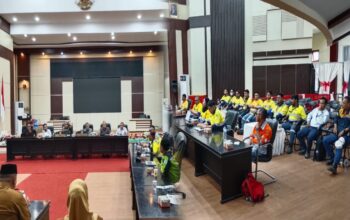 Hanya 40 Persen Warga Pohuwato Bekerja di PGP, DPRD Geram 3 Situasi Rapat Dengar Pendapat Umum (RDPU) gabungan Komisi DPRD Pohuwato bersama perusahaan-perusahaan yang beroperasi di kawasan Pani Gold Project (PGP), Selasa, 23 Desember 2025, di Ruang Rapat DPRD Pohuwato. (Foto: Defri Tahir/Hibata.id)