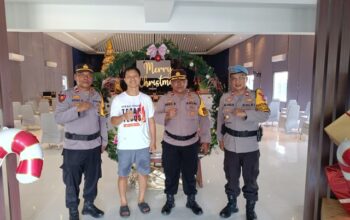 Kepolisian Resor Pohuwato melakukan sterilisasi sejumlah gereja dan mengecek kesiapsiagaan personel pos pengamanan menjelang perayaan Natal, Rabu, 24 Desember 2025. (Foto: Humas Polres Pohuwato)