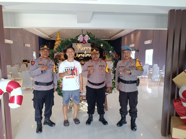 Kepolisian Resor Pohuwato melakukan sterilisasi sejumlah gereja dan mengecek kesiapsiagaan personel pos pengamanan menjelang perayaan Natal, Rabu, 24 Desember 2025. (Foto: Humas Polres Pohuwato)