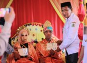 Pemerintah Kota Gorontalo menyerahkan dokumen kependudukan dan buku nikah kepada pasangan disabilitas di Kantor Urusan Agama (KUA) Kecamatan Dungingi, Rabu, 24 Desember 2025. (Foto: Rendi A Rahman/Hibata.id)