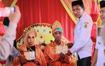 Pemerintah Kota Gorontalo menyerahkan dokumen kependudukan dan buku nikah kepada pasangan disabilitas di Kantor Urusan Agama (KUA) Kecamatan Dungingi, Rabu, 24 Desember 2025. (Foto: Rendi A Rahman/Hibata.id)