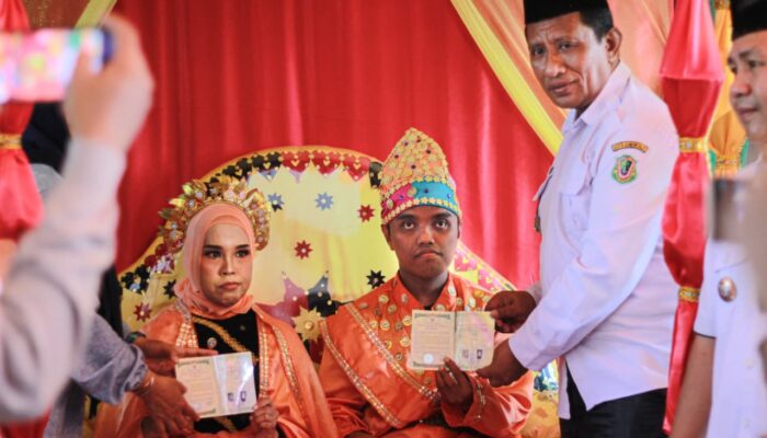 Wujudkan Inklusi, Pemkot Gorontalo Serahkan Buku Nikah kepada Pasangan Disabilitas