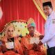Pemerintah Kota Gorontalo menyerahkan dokumen kependudukan dan buku nikah kepada pasangan disabilitas di Kantor Urusan Agama (KUA) Kecamatan Dungingi, Rabu, 24 Desember 2025. (Foto: Rendi A Rahman/Hibata.id)
