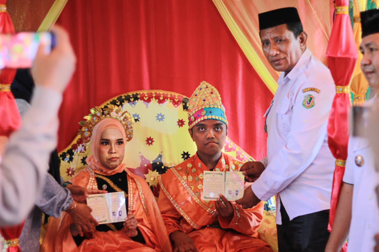 Pemerintah Kota Gorontalo menyerahkan dokumen kependudukan dan buku nikah kepada pasangan disabilitas di Kantor Urusan Agama (KUA) Kecamatan Dungingi, Rabu, 24 Desember 2025. (Foto: Rendi A Rahman/Hibata.id)
