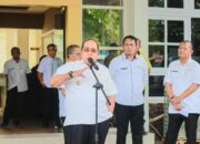 Wali Kota Gorontalo, Adhan Dambea saat memimpin apel penertiban kendaraan dinas bagi pejabat eselon III di lingkungan pemerintah kota, Rabu, 24 Desember 2025. (Foto: Rendi A Rahman/Hibata.id)