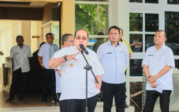Wali Kota Gorontalo, Adhan Dambea saat memimpin apel penertiban kendaraan dinas bagi pejabat eselon III di lingkungan pemerintah kota, Rabu, 24 Desember 2025. (Foto: Rendi A Rahman/Hibata.id)