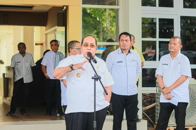 Wali Kota Gorontalo, Adhan Dambea saat memimpin apel penertiban kendaraan dinas bagi pejabat eselon III di lingkungan pemerintah kota, Rabu, 24 Desember 2025. (Foto: Rendi A Rahman/Hibata.id)