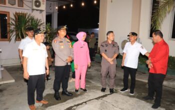 Polres Pohuwato bersama unsur Forum Koordinasi Pimpinan Daerah (Forkopimda) Kabupaten Pohuwato memantau pelaksanaan Misa Natal dan kesiapan Pos Pengamanan Operasi Lilin, Rabu, 24 Desember 2025. (Foto: Humas Polres Pohuwato)