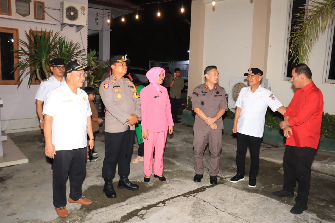 Polres Pohuwato bersama unsur Forum Koordinasi Pimpinan Daerah (Forkopimda) Kabupaten Pohuwato memantau pelaksanaan Misa Natal dan kesiapan Pos Pengamanan Operasi Lilin, Rabu, 24 Desember 2025. (Foto: Humas Polres Pohuwato)