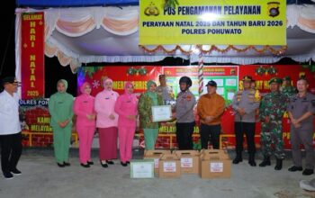 Bhayangkari Cabang Pohuwato saat menyalurkan bingkisan ke sejumlah gereja dan Pos Pengamanan Operasi Lilin 2025 di Kabupaten Pohuwato, Rabu, 24 Desember 2025. (Foto: Humas Polres Pohuwato)