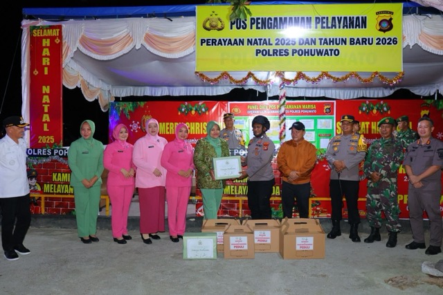Bhayangkari Cabang Pohuwato saat menyalurkan bingkisan ke sejumlah gereja dan Pos Pengamanan Operasi Lilin 2025 di Kabupaten Pohuwato, Rabu, 24 Desember 2025. (Foto: Humas Polres Pohuwato)