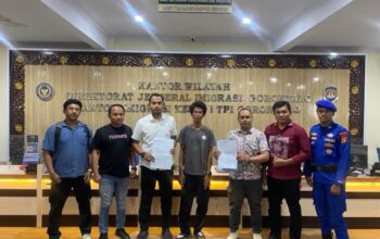 Imigrasi Gorontalo Terima Pelimpahan WNA Filipina dari Pos Polairud Kwandang 3 Kantor Imigrasi Kelas I TPI Gorontalo menerima pelimpahan seorang nelayan berkewarganegaraan Filipina dari Pos Polairud Kwandang. (Foto: Humas Imigrasi Gorontalo)