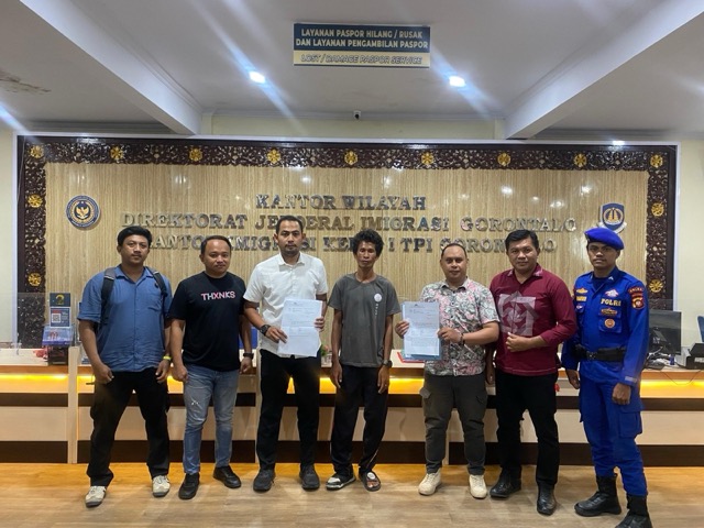 Kantor Imigrasi Kelas I TPI Gorontalo menerima pelimpahan seorang nelayan berkewarganegaraan Filipina dari Pos Polairud Kwandang. (Foto: Humas Imigrasi Gorontalo)