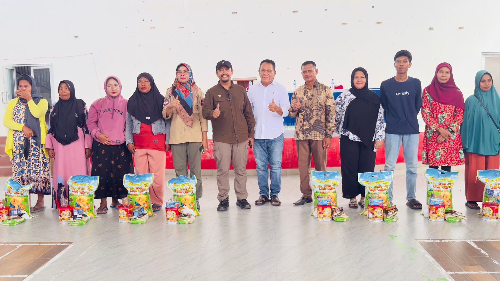 Pemerintah Kabupaten Buton Tengah saat menyalurkan 1.000 paket sembako kepada warga kurang mampu menjelang akhir tahun. (Foto: Istw)