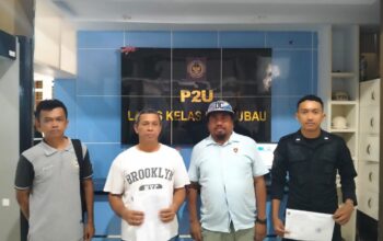 Kepolisian Resor (Polres) Buton Tengah saat melimpahkan kasus Operasi Tangkap Tangan (OTT) terkait dugaan penyalahgunaan anggaran Pasukan Pengibar Bendera Pusaka (Paskibraka) Tahun Anggaran 2025 ke Kejaksaan Negeri Pasarwajo. (Foto: Istw)