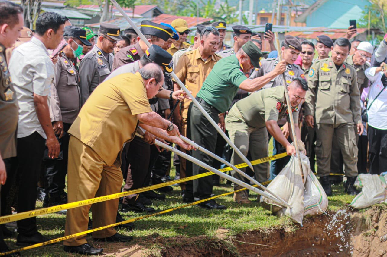 Pemerintah Kota Gorontalo saat memusnahkan 19.754 botol minuman keras di Lapangan Padebuolo, Senin, 29 Desember 2025. (Foto: Rendi A. Rahman/Hibata.id)