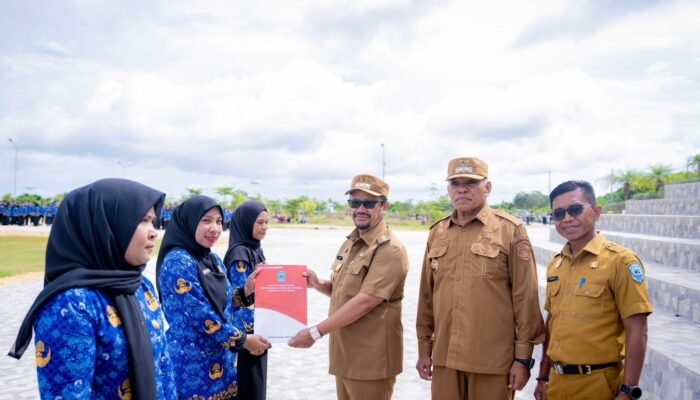 Bupati Buton Tengah Serahkan SK PPPK Paruh Waktu, Tekankan Disiplin ASN