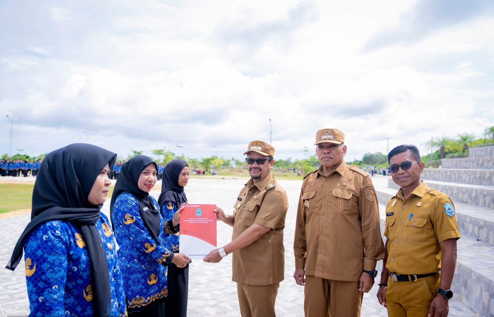 Bupati Buton Tengah, Azhari saat menyerahkan Surat Keputusan (SK) pengangkatan Pegawai Pemerintah dengan Perjanjian Kerja (PPPK) Paruh Waktu, Selasa pagi, 30 Desember 2025. (Foto: Istw)