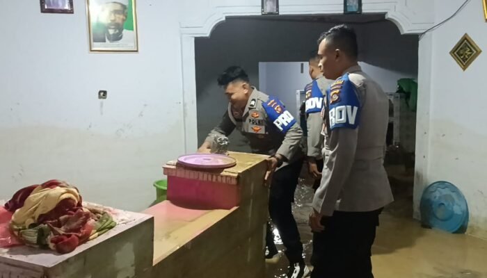 Polres Pohuwato Sigap Tangani Banjir Hulawa, Puluhan Rumah Terendam