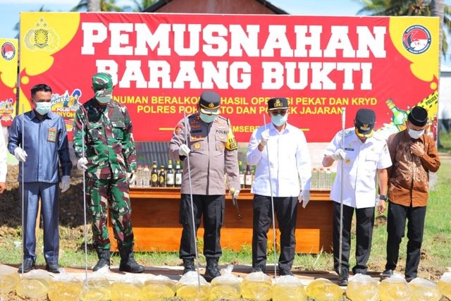 Kepolisian Resor (Polres) Pohuwato saat memusnahkan ratusan botol minuman keras dan ribuan liter minuman tradisional cap tikus hasil penindakan sepanjang Januari hingga Desember 2025. (Foto: Humas Polres Pohuwato)