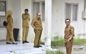 Wali Kota Gorontalo Tinjau Gedung Eks Kesbangpol, Cari Rumah Kantor untuk Bapenda 6 Wali Kota Gorontalo, Adhan Dambea melakukan peninjauan aset bangunan milik Pemerintah Kota Gorontalo, Senin (8/12/2025). Foto: Humas/Hibata.id