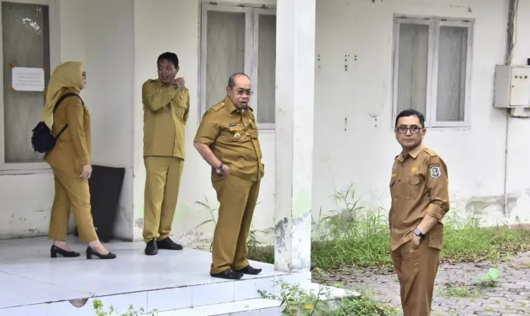 Wali Kota Gorontalo, Adhan Dambea melakukan peninjauan aset bangunan milik Pemerintah Kota Gorontalo, Senin (8/12/2025). Foto: Humas/Hibata.id