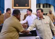 Presiden Prabowo Subianto memberikan pengarahan kepada Kepala Daerah se-Papua serta Komite Eksekutif Percepatan Pembangunan Otonomi Khusus Papua di Istana Negara, Jakarta, pada Selasa, 16 Desember 2025. Foto: presidenri.go.id/Hibata.id