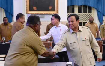 Presiden Prabowo Subianto memberikan pengarahan kepada Kepala Daerah se-Papua serta Komite Eksekutif Percepatan Pembangunan Otonomi Khusus Papua di Istana Negara, Jakarta, pada Selasa, 16 Desember 2025. Foto: presidenri.go.id/Hibata.id