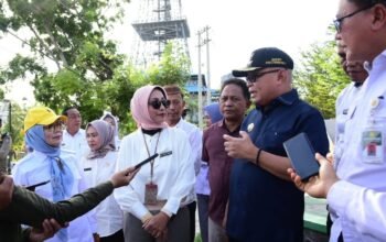 Bupati Gorontalo Sofyan Puhi bersama Kepala BPPSDMP Kementerian Pertanian RI Dr. Idha W. Arsanti meninjau kesiapan lokasi Pekan Nasional (Penas) Petani Nelayan XVII Tahun 2026 di Kabupaten Gorontalo, Rabu (28/1/2026). (Humas Kabgor)/Hibata.id