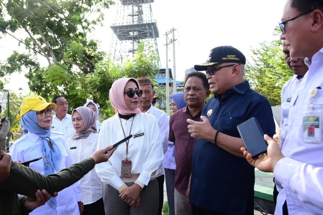 Bupati Gorontalo Sofyan Puhi bersama Kepala BPPSDMP Kementerian Pertanian RI Dr. Idha W. Arsanti meninjau kesiapan lokasi Pekan Nasional (Penas) Petani Nelayan XVII Tahun 2026 di Kabupaten Gorontalo, Rabu (28/1/2026). (Humas Kabgor)/Hibata.id