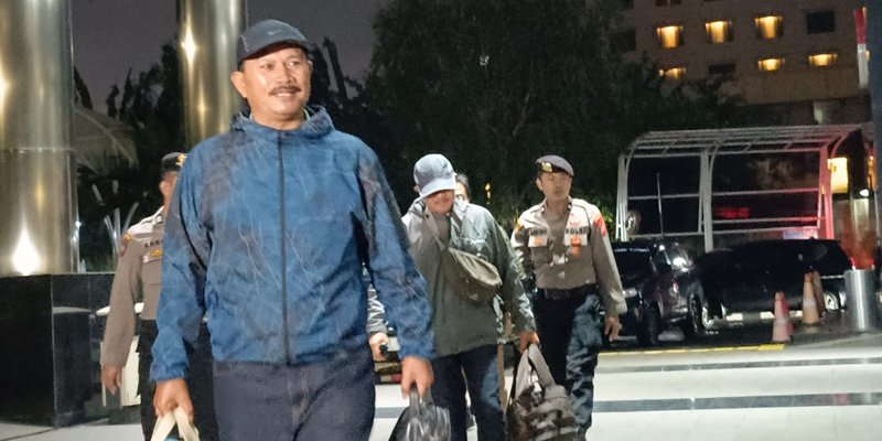 Walikota Madiun, Maidi dan dua orang lainnya yang terjaring OTT digiring ke Gedung Merah Putih KPK, Jakarta, Senin malam, 19 Januari 2026. (Foto: RMOL/Hibata.id